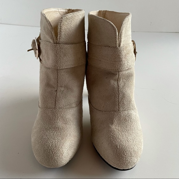 ⚫️🖤◾️”STUNNING” ◾️🖤⚫️ CREAMY BEIGE SUEDE HEELS BY RUE 21 . . . GOLD ACCENTED - Picture 3 of 9